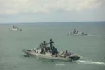 Un trío de buques de guerra —el HMS Duncan, el St Albans y el Severn— utilizó radares y sensores para monitorear a dos buques de guerra de la Armada rusa, un petrolero y buques de carga sujetos a sanciones a su paso por el Canal de la Mancha. Un helicóptero Merlin que despegó del HMS St Albans se unió a la operación, ampliando la vigilancia a medida que las embarcaciones se acercaban al estrecho de Dover. Crédito: Real Armada Británica