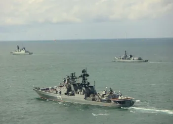 Un trío de buques de guerra —el HMS Duncan, el St Albans y el Severn— utilizó radares y sensores para monitorear a dos buques de guerra de la Armada rusa, un petrolero y buques de carga sujetos a sanciones a su paso por el Canal de la Mancha. Un helicóptero Merlin que despegó del HMS St Albans se unió a la operación, ampliando la vigilancia a medida que las embarcaciones se acercaban al estrecho de Dover. Crédito: Real Armada Británica