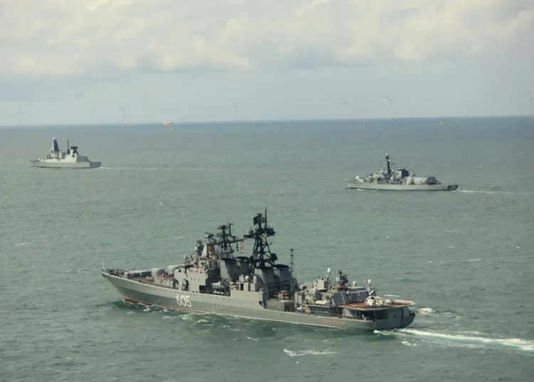 Un trío de buques de guerra —el HMS Duncan, el St Albans y el Severn— utilizó radares y sensores para monitorear a dos buques de guerra de la Armada rusa, un petrolero y buques de carga sujetos a sanciones a su paso por el Canal de la Mancha. Un helicóptero Merlin que despegó del HMS St Albans se unió a la operación, ampliando la vigilancia a medida que las embarcaciones se acercaban al estrecho de Dover. Crédito: Real Armada Británica