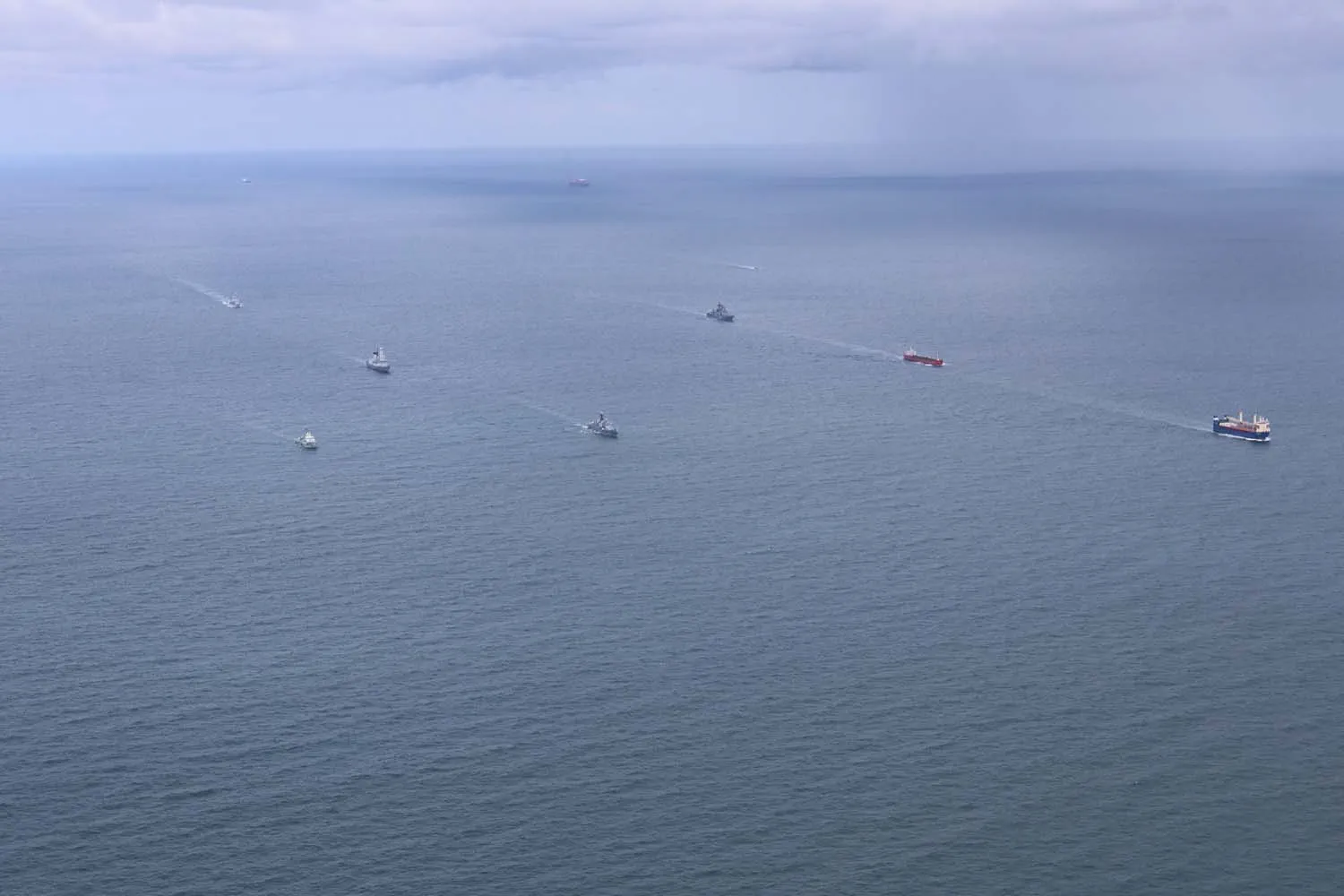 Un trío de buques de guerra —el HMS Duncan, el St Albans y el Severn— utilizó radares y sensores para monitorear a dos buques de guerra de la Armada rusa, un petrolero y buques de carga sujetos a sanciones a su paso por el Canal de la Mancha. Un helicóptero Merlin que despegó del HMS St Albans se unió a la operación, ampliando la vigilancia a medida que las embarcaciones se acercaban al estrecho de Dover. Crédito: Real Armada Británica 