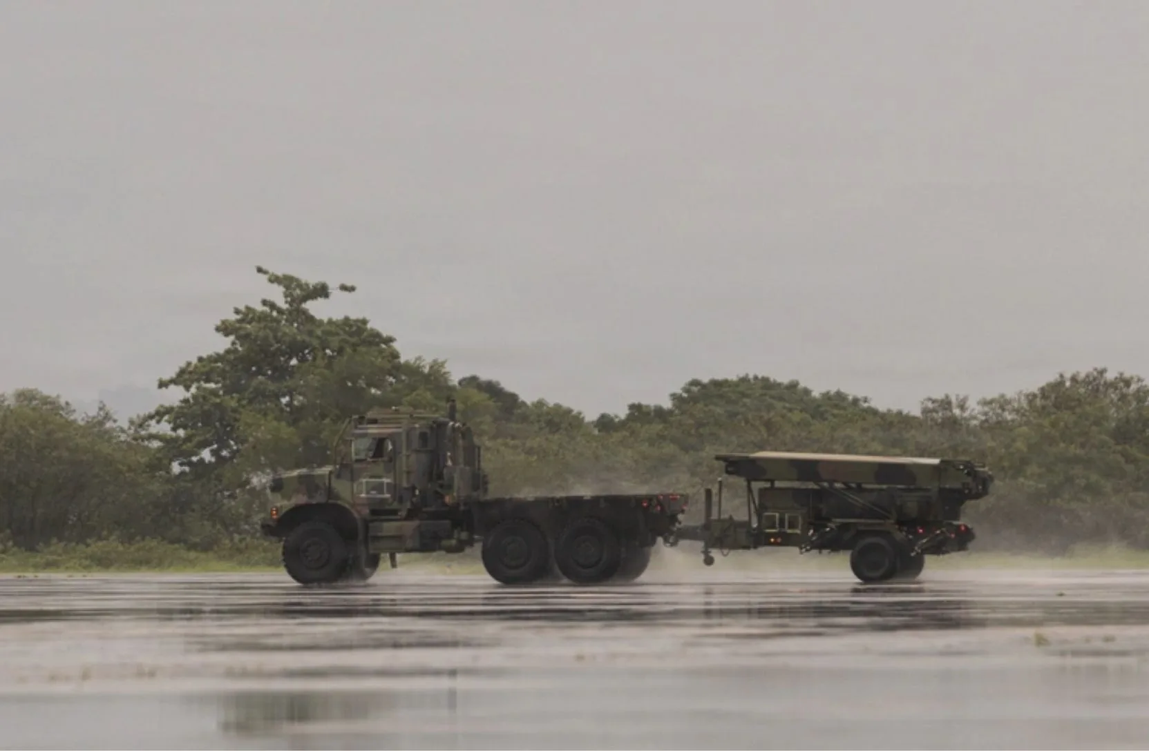Un vehículo táctico mediano de reemplazo del Cuerpo de Marines de EE. UU., perteneciente al Destacamento de Mando y Control de Aviación de la Fuerza Rotativa de los Marines – Sudeste Asiático, de la Primera Fuerza Expedicionaria de Marines, remolca un radar AN/TPS-80 orientado a tareas terrestres y aéreas durante un entrenamiento en Filipinas (foto del Cuerpo de Marines de EE. UU. tomada por el cabo Ryan Ramsammy)
