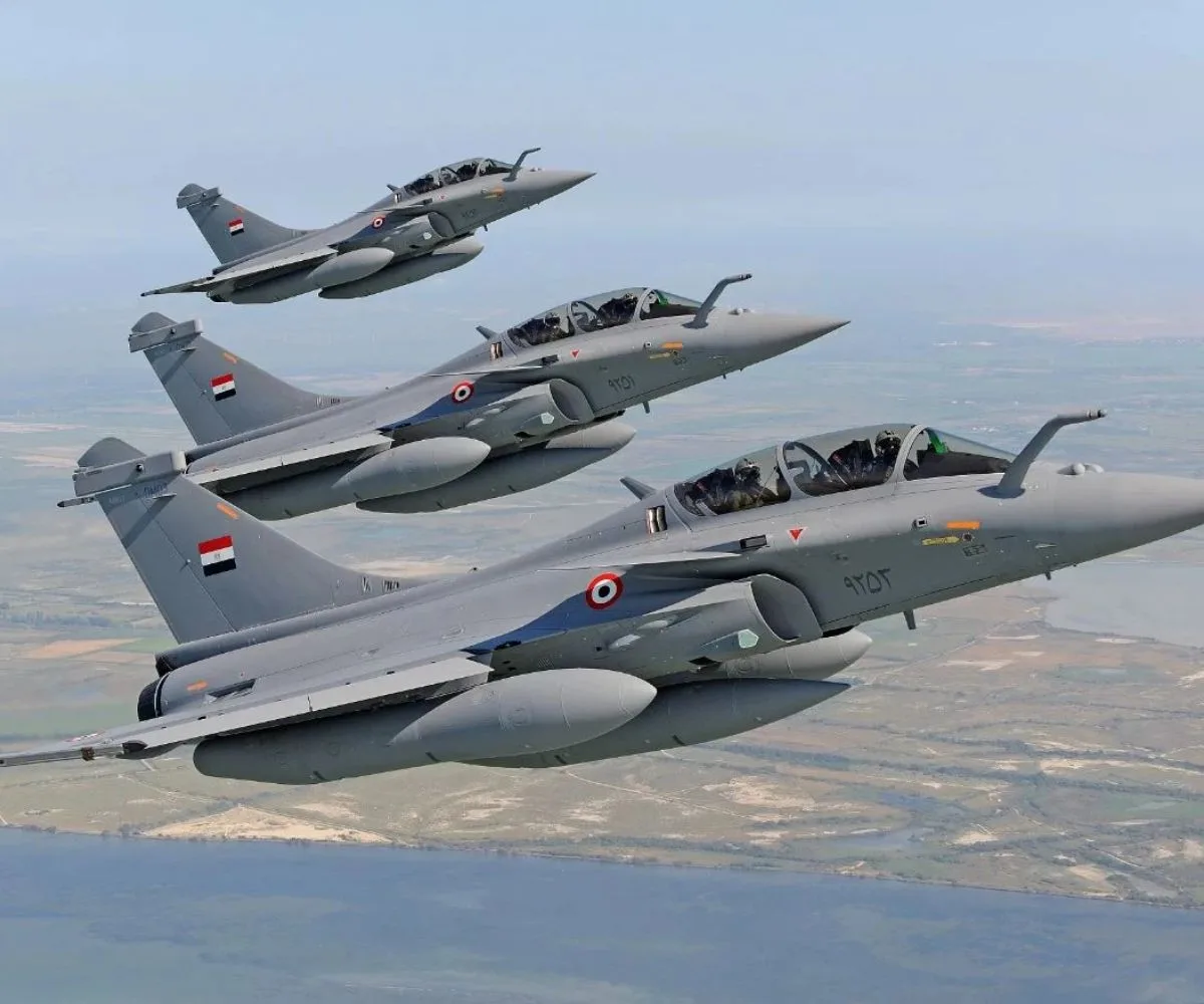 Formación de aviones de combate Dassault Rafale de la Fuerza Aérea de Egipto