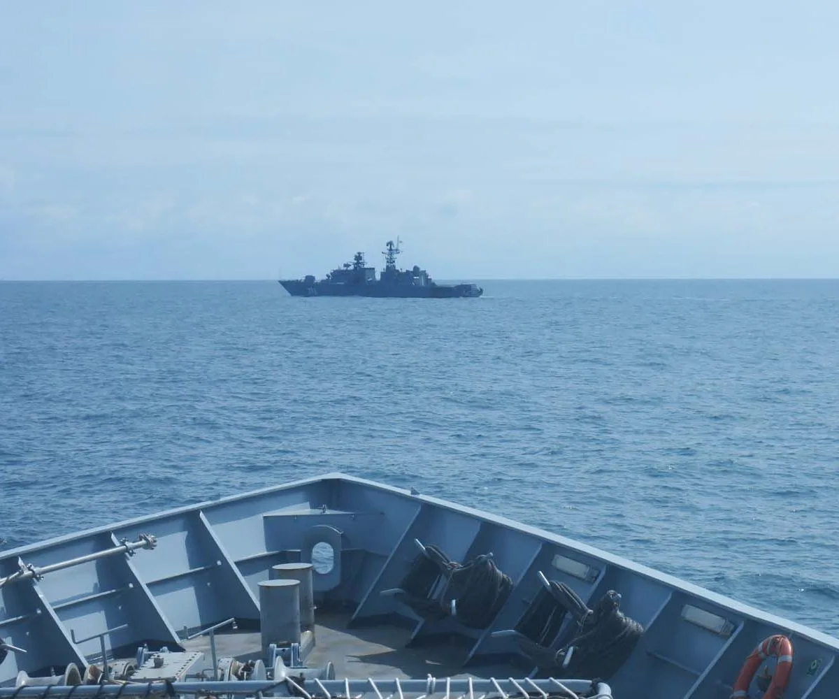 Un buque de guerra ruso es seguido por una unidad de la Real Armada Británica, durante una operación de vigilancia en aguas de Reino Unido