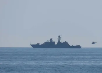 Una fragata de la Real Armada Británica, durante las operaciones de vigilancia marítima de buques y fragatas rusas en aguas británicas y el Atlántico Norte