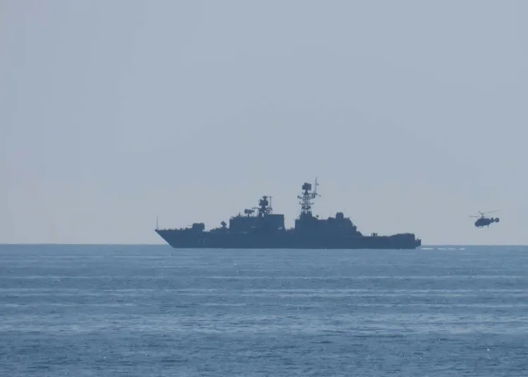 Una fragata de la Real Armada Británica, durante las operaciones de vigilancia marítima de buques y fragatas rusas en aguas británicas y el Atlántico Norte