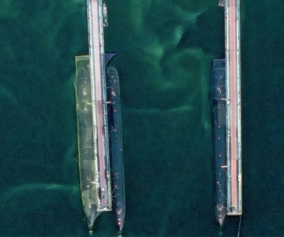 Imágenes satelitales de tres submarinos rusos envueltos en redes antidrones en la base de submarinos nucleares de Rybachiy, ubicada en la península rusa de Kamchatka