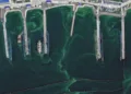 Vista completa de los submarinos rusos envueltos en redes antidrones en la base de submarinos nucleares de Rybachiy, ubicada en la península rusa de Kamchatka