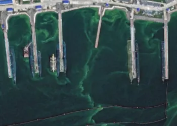 Vista completa de los submarinos rusos envueltos en redes antidrones en la base de submarinos nucleares de Rybachiy, ubicada en la península rusa de Kamchatka