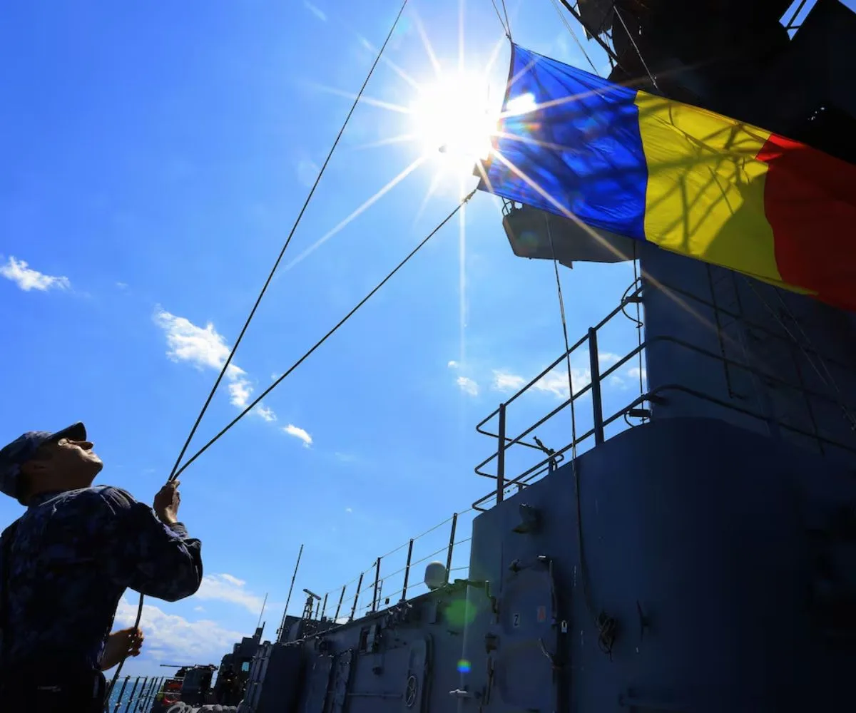 Un soldado iza la bandera rumana durante unos ejercicios navales en Constanta, el 14 de agosto de 2026