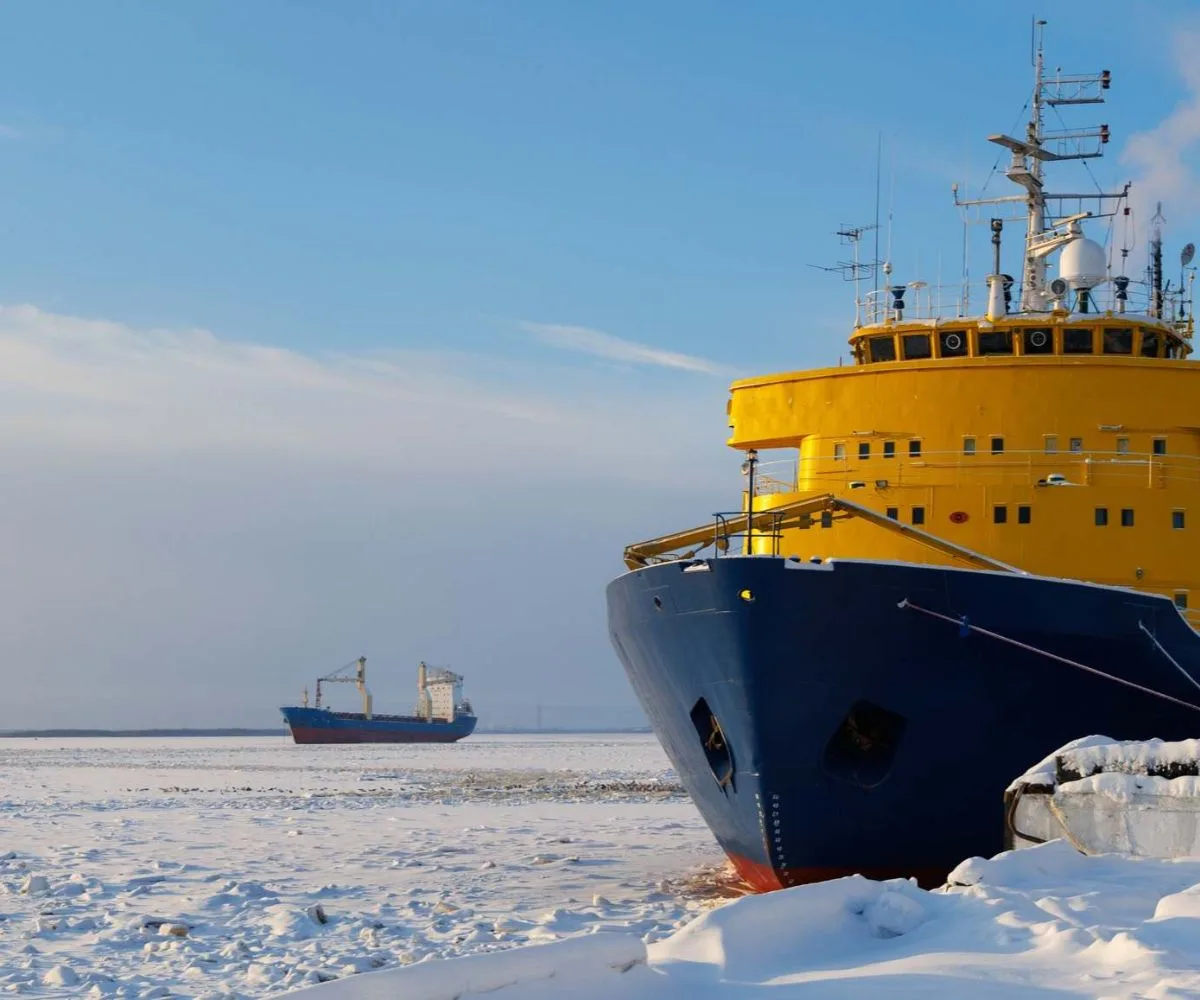 Rompehielos rusos frente a las costas de Siberia