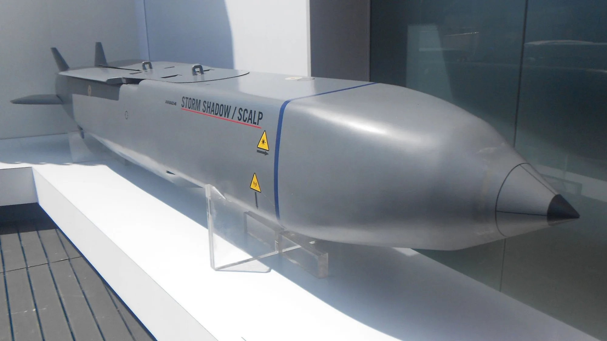 Los SCALP/Storm Shadow son misiles de crucero aire-lanzados de 1.300 kg con alcance superior a 250 km, diseñados para ataques precisos contra objetivos de alto valor como bunkers e infraestructura. Créditos: NOEL Reports.
