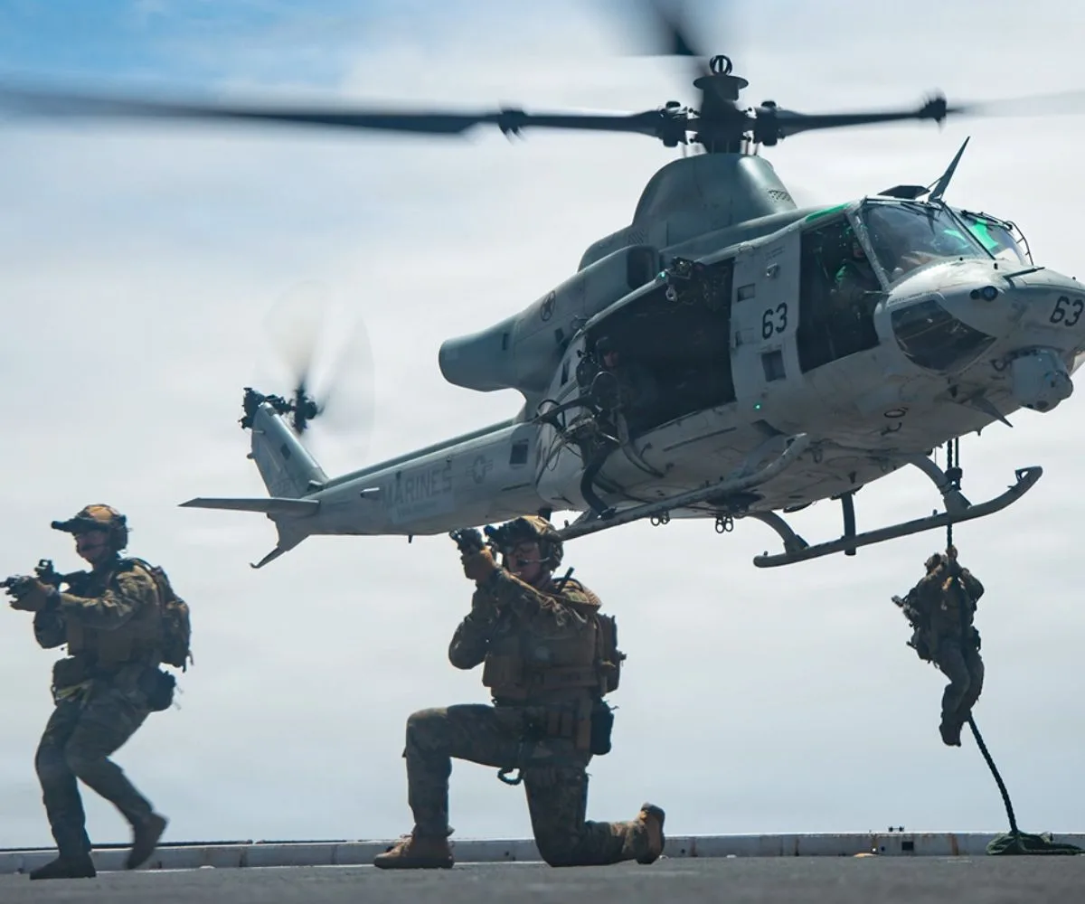 Infantes de la Marina de Estados Unidos despliegan tácticas de descenso rápido, desde un helicóptero militar Bell UH-1Y Venom, sobre la cubierta de un buque en movimiento. Imagen ilustrativa.