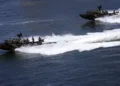 Dos embarcaciones de operaciones especiales de la Armada de los Estados Unidos navegan a alta velocidad, durante un ejercicio conjunto de interceptación marítima en aguas del Caribe. Imagen ilustrativa.