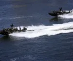 Dos embarcaciones de operaciones especiales de la Armada de los Estados Unidos navegan a alta velocidad, durante un ejercicio conjunto de interceptación marítima en aguas del Caribe. Imagen ilustrativa.