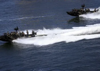 Dos embarcaciones de operaciones especiales de la Armada de los Estados Unidos navegan a alta velocidad, durante un ejercicio conjunto de interceptación marítima en aguas del Caribe. Imagen ilustrativa.
