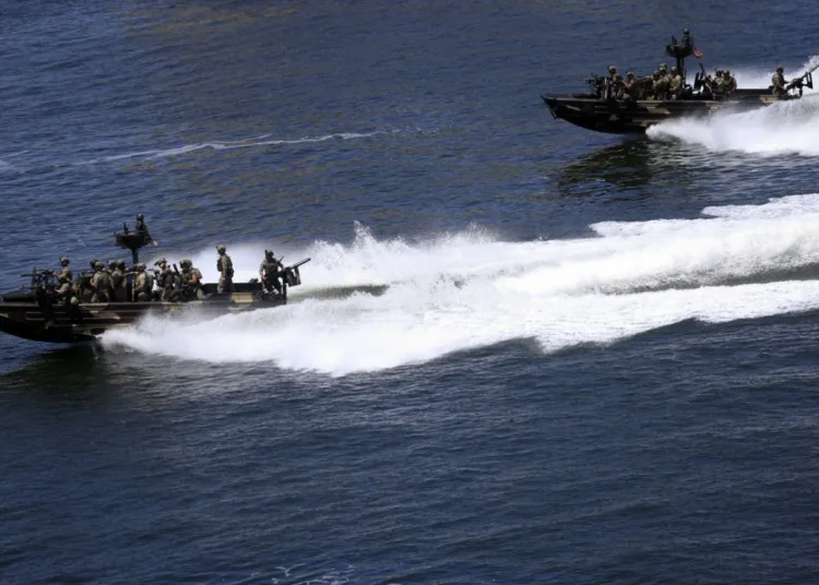 Dos embarcaciones de operaciones especiales de la Armada de los Estados Unidos navegan a alta velocidad, durante un ejercicio conjunto de interceptación marítima en aguas del Caribe. Imagen ilustrativa.