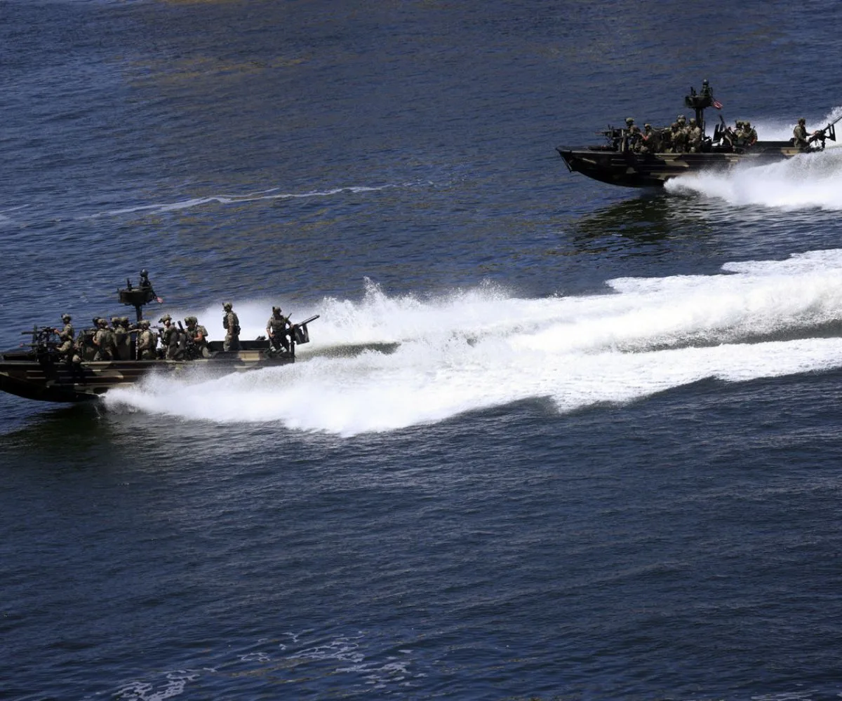 Dos embarcaciones de operaciones especiales de la Armada de los Estados Unidos navegan a alta velocidad, durante un ejercicio conjunto de interceptación marítima en aguas del Caribe. Imagen ilustrativa.