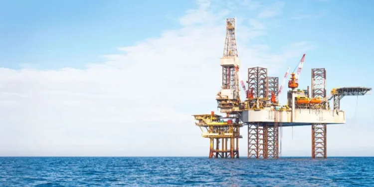 Plataforma de perforación offshore en aguas del Atlántico Sur, utilizada para actividades de exploración y producción de hidrocarburos. Imagen ilustrativa.