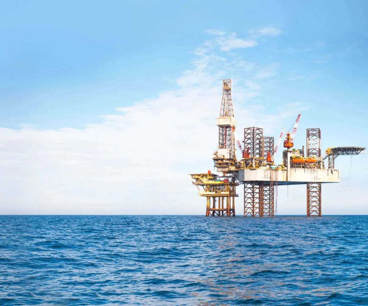 Plataforma de perforación offshore en aguas del Atlántico Sur, utilizada para actividades de exploración y producción de hidrocarburos. Imagen ilustrativa.