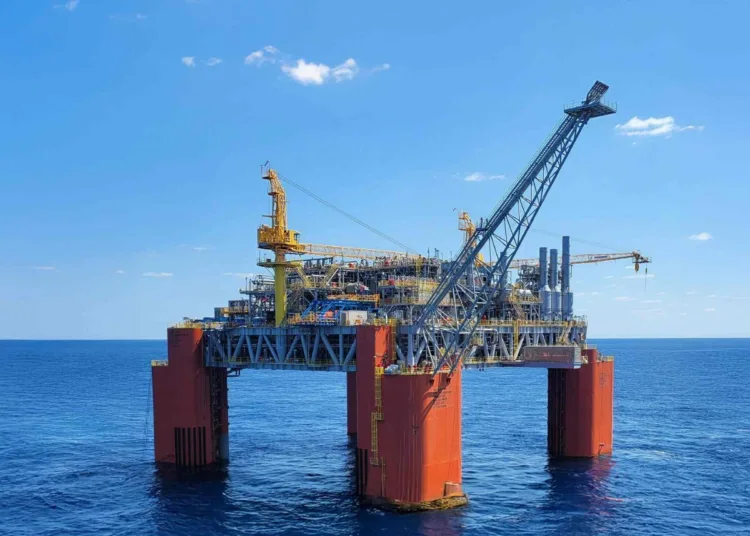 Vista de una plataforma de perforación en alta mar, vinculada al proyecto petrolero Sea Lion, ubicado en la Cuenca Norte a 220 kilómetros de las Islas Malvinas