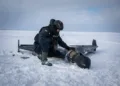 Un trabajador de emergencias ucraniano inspecciona los restos de un dron ruso tipo Shahed derribado en la región de Cherníhiv. Créditos: DSNS Cherníhiv.