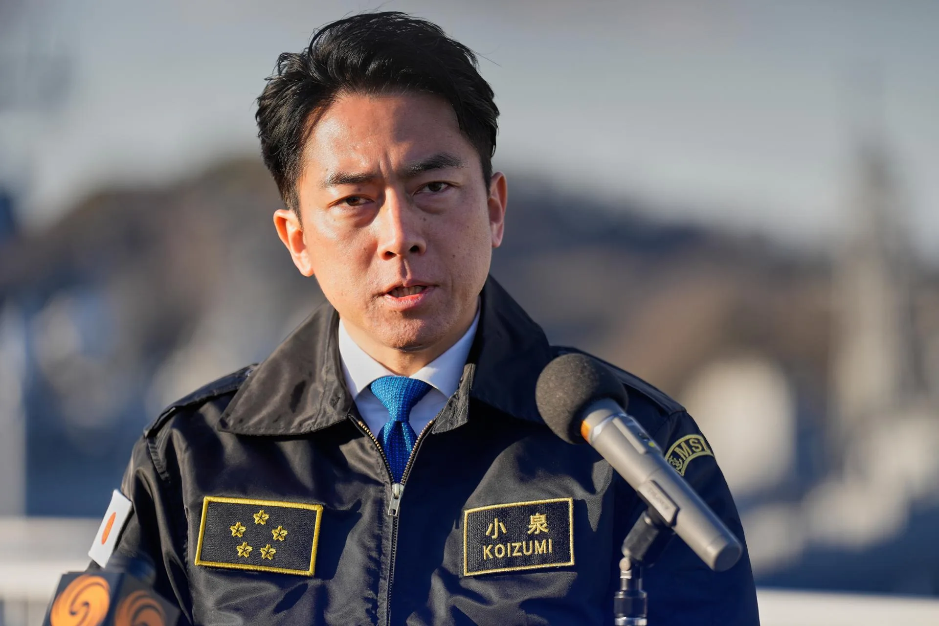 El ministro de Defensa de Japón, Shinjiro Koizumi, habla con los medios de comunicación tras reunirse con el ministro de Defensa de Corea del Sur, Ahn Gyu-back, en la sede del Distrito de Yokosuka de la Fuerza Marítima de Autodefensa de Japón, al sur de Tokio, el 30 de enero. Créditos: Yonhap.