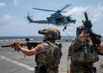 Guardacostas de EE. UU., con el Equipo de Respuesta de Seguridad Marítima del Este, entrenan durante un ensayo de Perfil Completo de Misión de Interdicción Marítima a bordo del USS San Antonio (LPD 17) en el Mar Caribe, el 18 de julio de 2026. Crédito: SOUTHCOM