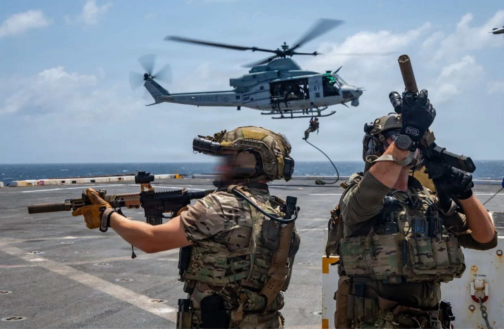 Guardacostas de EE. UU., con el Equipo de Respuesta de Seguridad Marítima del Este, entrenan durante un ensayo de Perfil Completo de Misión de Interdicción Marítima a bordo del USS San Antonio (LPD 17) en el Mar Caribe, el 18 de julio de 2026. Crédito: SOUTHCOM