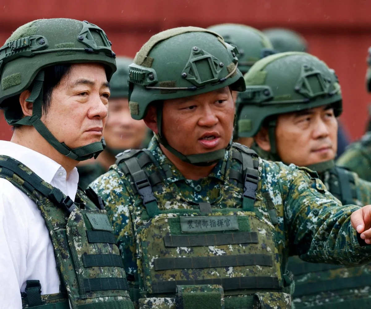 El presidente de Taiwán, Lai Ching-te, observa junto a efectivos militares un ejercicio en Taiwán
