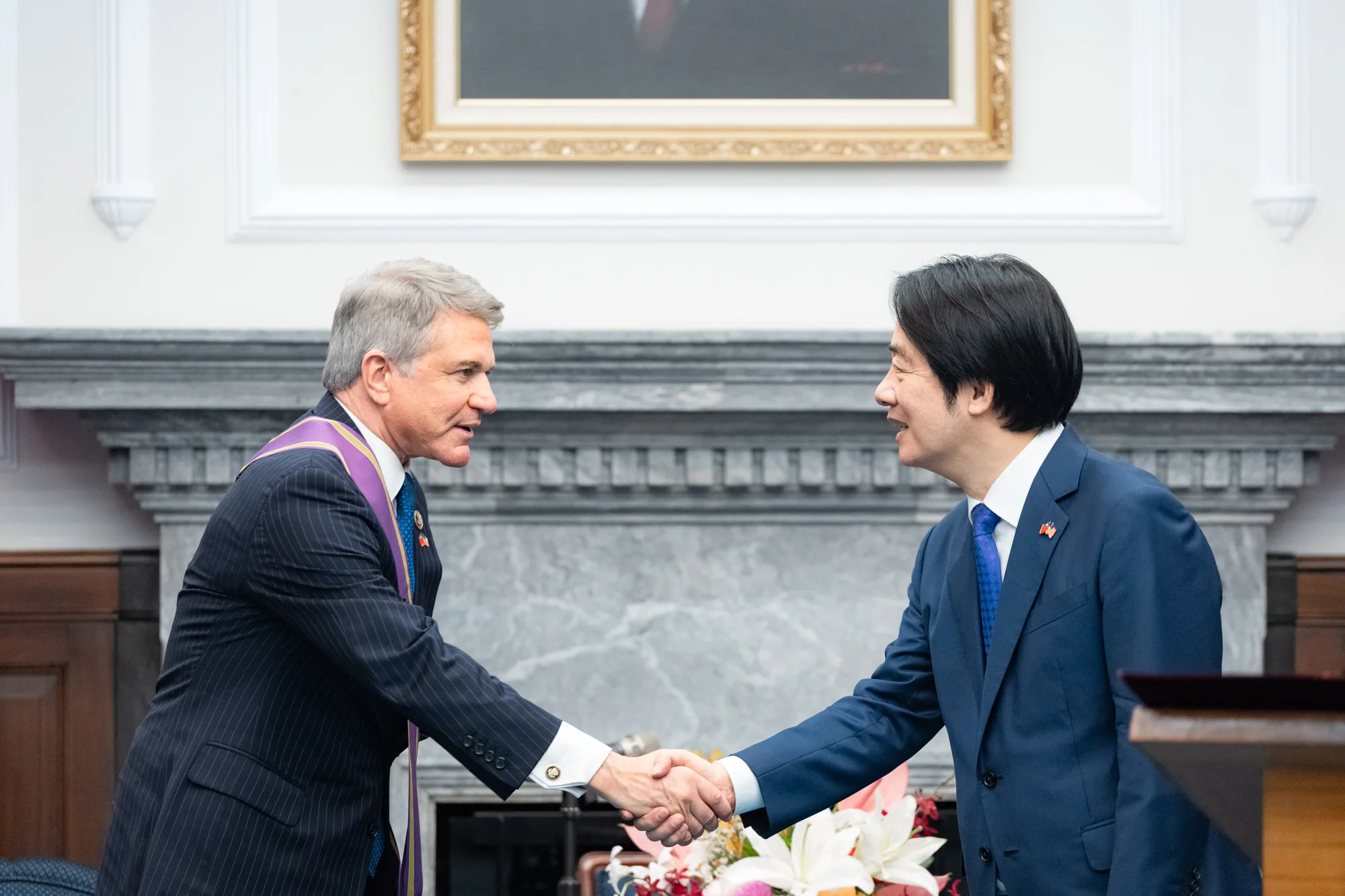 El presidente taiwanés Lai Ching-te entrega una condecoración al congresista estadounidense Michael McCaul, presidente del Comité de Asuntos Exteriores de la Cámara de Representantes, por su respaldo constante a Taiwán. Créditos: Lai Ching-te.