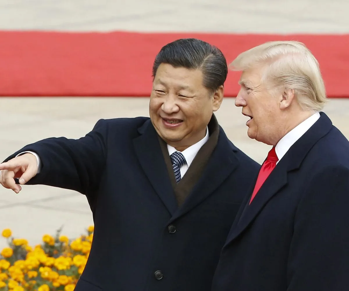 El Presidente chino Xi Jinping y el Presidente estadounidense Donald Trump conversan durante un encuentro oficial