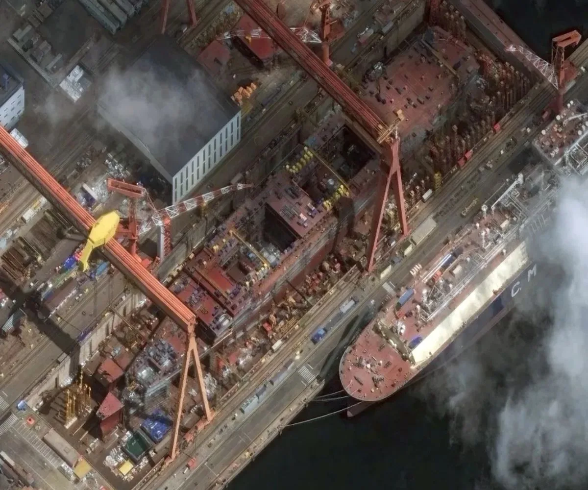 Imagen satelital del buque Type 004 en el astillero de Dalian el 21 de agosto de 2026, en proceso de construcción para la Armada del Ejército Popular de Liberación (EPL) de China
