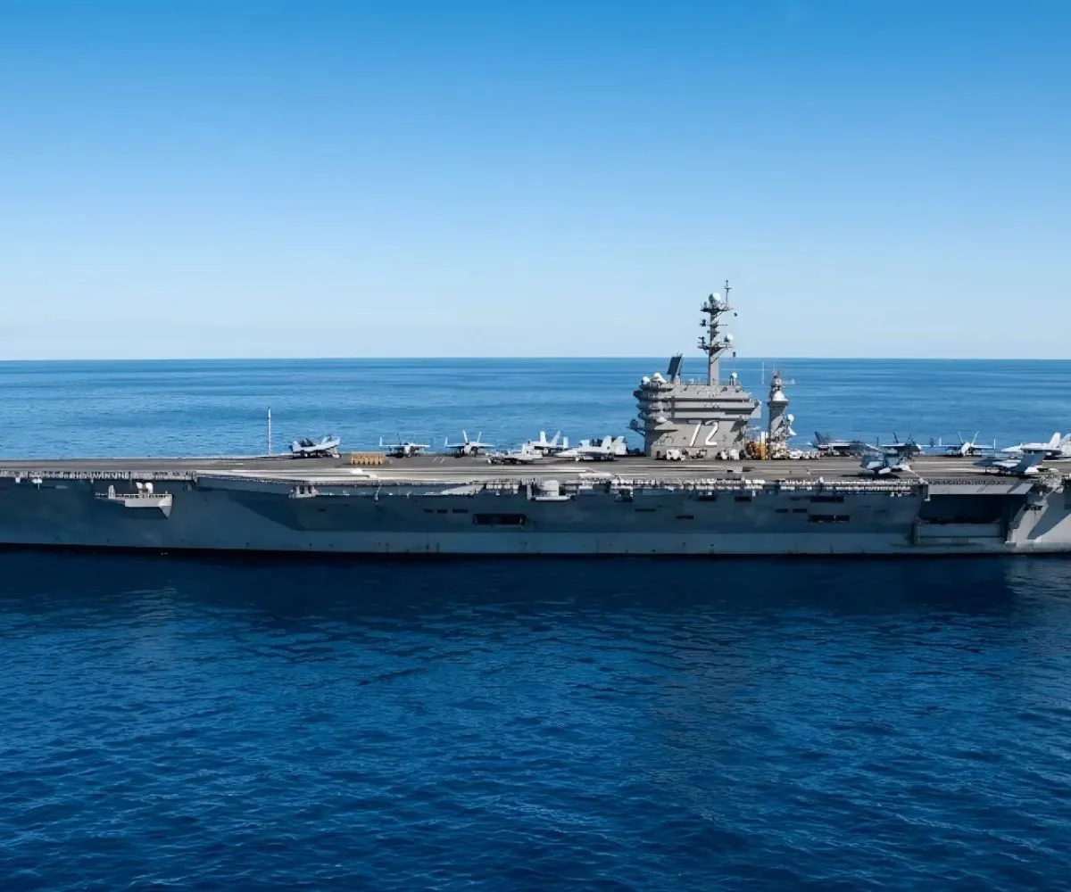 Portaaviones de propulsión nuclear USS Abraham Lincoln (CVN-72), perteneciente a la clase Nimitz, de la Armada de los Estados Unidos, navegando en mar abierto