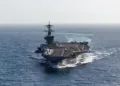 El portaaviones de la clase Nimitz, USS Abraham Lincoln (CVN 72), navega en el mar Arábigo, el 8 de mayo de 2026.