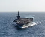 El portaaviones de la clase Nimitz, USS Abraham Lincoln (CVN 72), navega en el mar Arábigo, el 8 de mayo de 2026.
