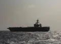 Portaaviones de la clase Nimitz USS Abraham Lincoln (CVN 72) navega por el Mar Arábigo, entre Oriente y Occidente, el 1 de julio de 2026