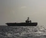 Portaaviones de la clase Nimitz USS Abraham Lincoln (CVN 72) navega por el Mar Arábigo, entre Oriente y Occidente, el 1 de julio de 2026