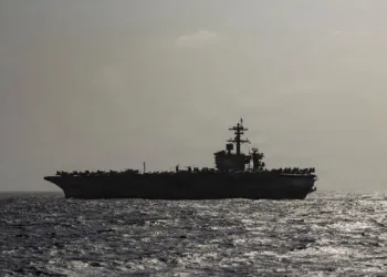 Portaaviones de la clase Nimitz USS Abraham Lincoln (CVN 72) navega por el Mar Arábigo, entre Oriente y Occidente, el 1 de julio de 2026