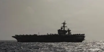 Portaaviones de la clase Nimitz USS Abraham Lincoln (CVN 72) navega por el Mar Arábigo, entre Oriente y Occidente, el 1 de julio de 2026