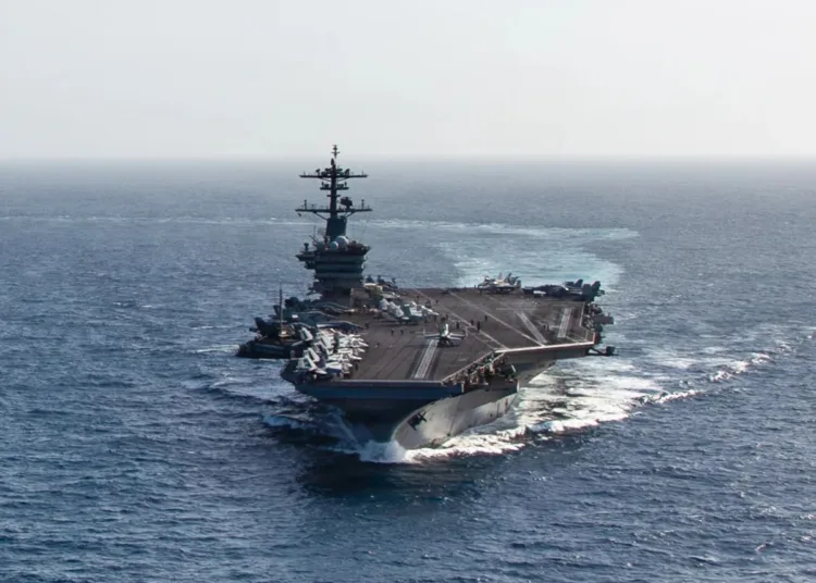 El portaaviones de la clase Nimitz, USS Abraham Lincoln (CVN 72), navega en el mar Arábigo, el 8 de mayo de 2026.