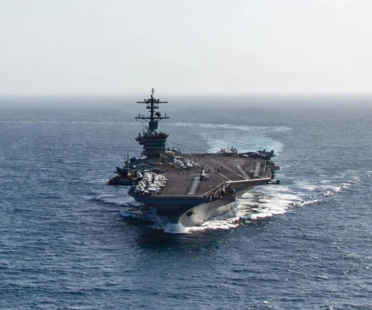 El portaaviones de la clase Nimitz, USS Abraham Lincoln (CVN 72), navega en el mar Arábigo, el 8 de mayo de 2026.