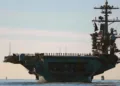 Marineros e infantes de Marina forman una fila en la cubierta del portaaviones USS Abraham Lincoln (CVN-72), mientras zarpa de San Diego, el 3 de enero de 2021. Imagen ilustrativa