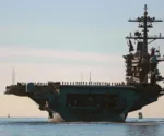 Marineros e infantes de Marina forman una fila en la cubierta del portaaviones USS Abraham Lincoln (CVN-72), mientras zarpa de San Diego, el 3 de enero de 2021. Imagen ilustrativa