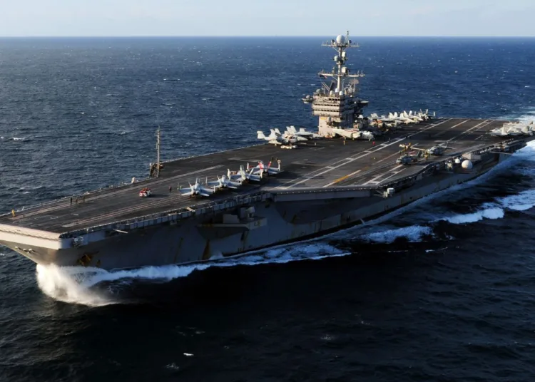 El portaaviones USS George Washington (CVN 73) transita por el Mar de China Oriental