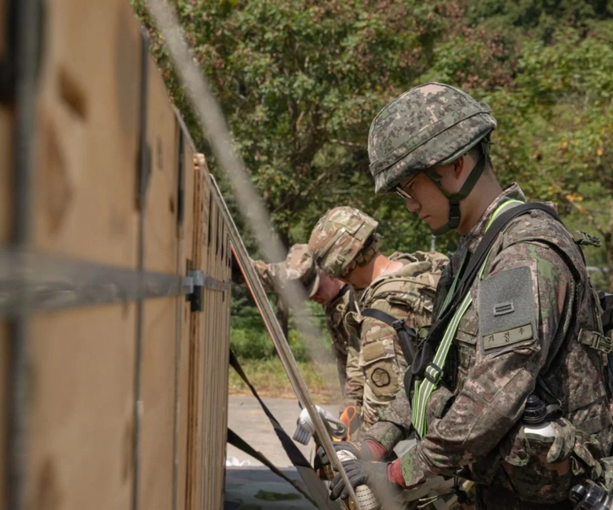 Soldados del Ejército de Estados Unidos y del Ejército de la República de Corea aseguran una plataforma, durante un ejercicio ferroviario realizado por el 6.º Batallón de Artillería en Jeonui-myeon, Corea del Sur, el 27 de agosto de 2025.