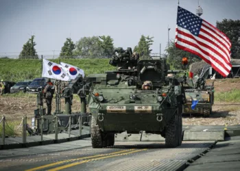 Soldados del Ejército de Estados Unidos de la 814.ª Compañía de Puentes Multiusos, 11.º Batallón de Ingenieros, Brigada de Apoyo de la 2.ª División de Infantería, 2.ª División de Infantería/División Combinada ROK-EE. UU., cruzan el río Namhan en un vehículo Stryker, durante un ejercicio de entrenamiento de cruce de obstáculos acuáticos, en el marco del ejercicio Ulchi Freedom Shield en Yeoju-si, Gyeonggi-do, Corea del Sur, el 27 de agosto de 2025.