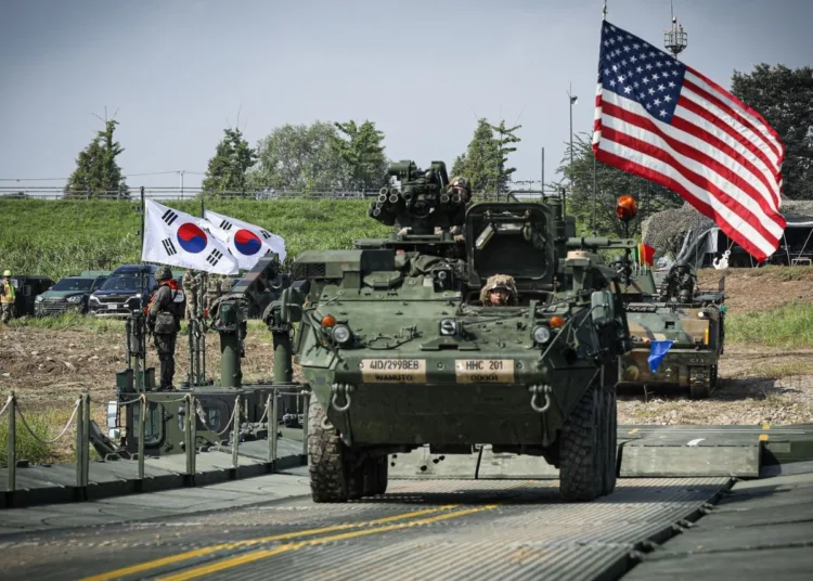 Soldados del Ejército de Estados Unidos de la 814.ª Compañía de Puentes Multiusos, 11.º Batallón de Ingenieros, Brigada de Apoyo de la 2.ª División de Infantería, 2.ª División de Infantería/División Combinada ROK-EE. UU., cruzan el río Namhan en un vehículo Stryker, durante un ejercicio de entrenamiento de cruce de obstáculos acuáticos, en el marco del ejercicio Ulchi Freedom Shield en Yeoju-si, Gyeonggi-do, Corea del Sur, el 27 de agosto de 2025.