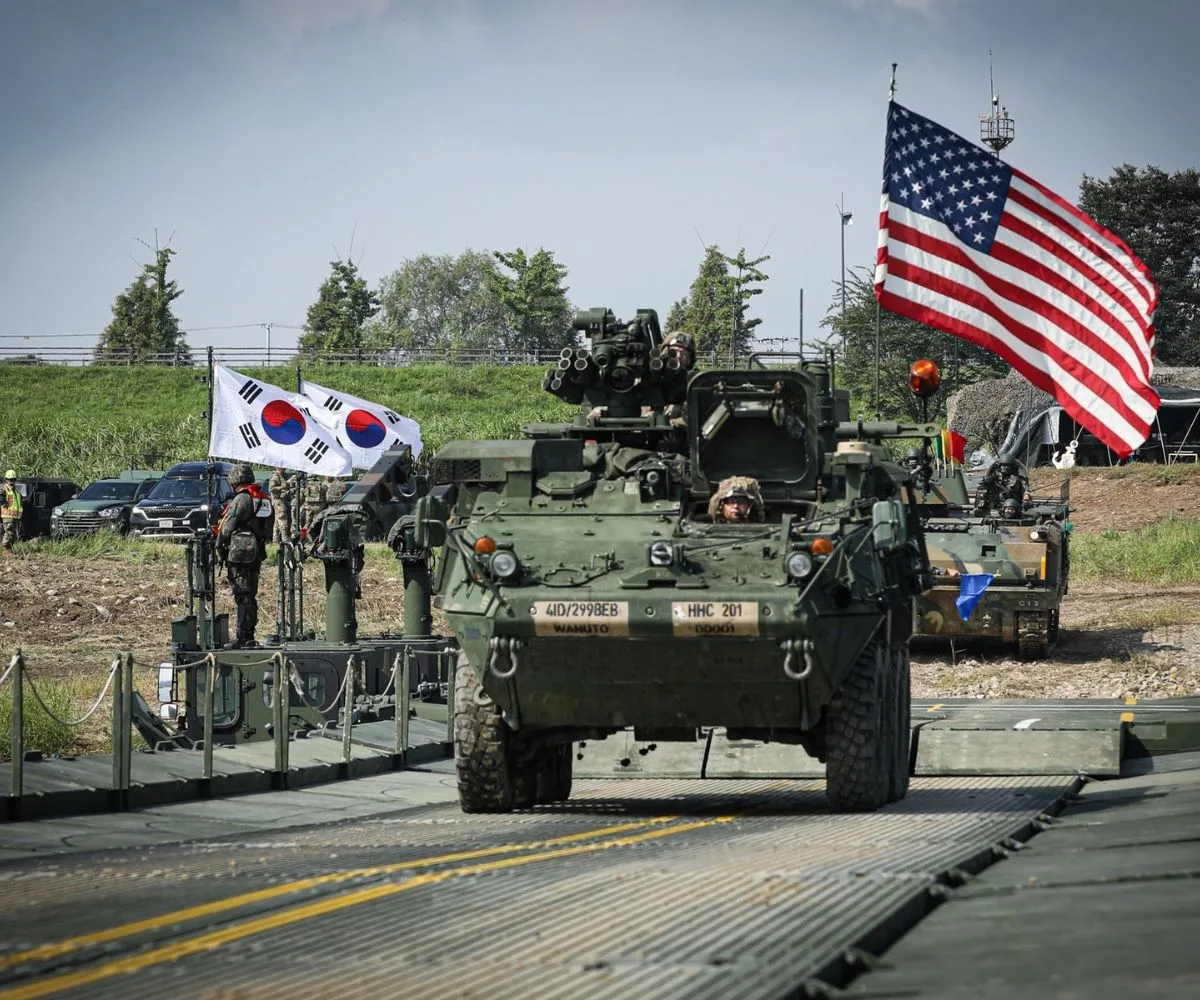 Soldados del Ejército de Estados Unidos de la 814.ª Compañía de Puentes Multiusos, 11.º Batallón de Ingenieros, Brigada de Apoyo de la 2.ª División de Infantería, 2.ª División de Infantería/División Combinada ROK-EE. UU., cruzan el río Namhan en un vehículo Stryker, durante un ejercicio de entrenamiento de cruce de obstáculos acuáticos, en el marco del ejercicio Ulchi Freedom Shield en Yeoju-si, Gyeonggi-do, Corea del Sur, el 27 de agosto de 2025.