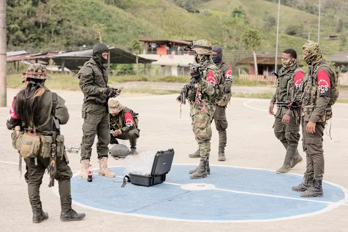 Un grupo de guerrilleros en una aldea controlada por los rebeldes cerca de Samaniego, en el suroeste de Colombia, recibe entrenamiento en el manejo de drones. Créditos: Alex Kemman.