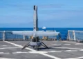 Un vehículo aéreo no tripulado de reconocimiento V-BAT aterriza en la cubierta de vuelo del guardacostas de clase Legend USCGC Kimball (WMSL 756) durante el ejercicio RIMPAC 2026 en el Océano Pacífico. (Foto de la Guardia Costera de EE. UU. tomada por el contramaestre de segunda clase Ryan Graves)